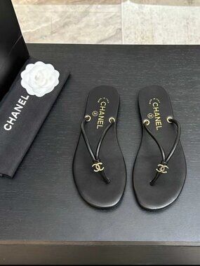CHANEL Black Leather CC Logo Flip Flops